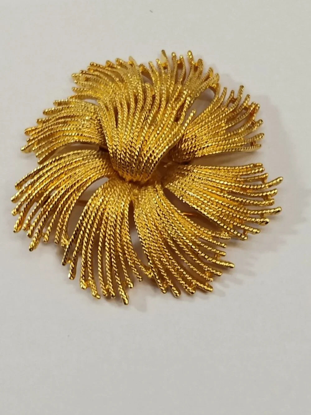 Monet Cordelia Gold Tone Vintage Wiry Wire Round Statement Piece Brooch Pin